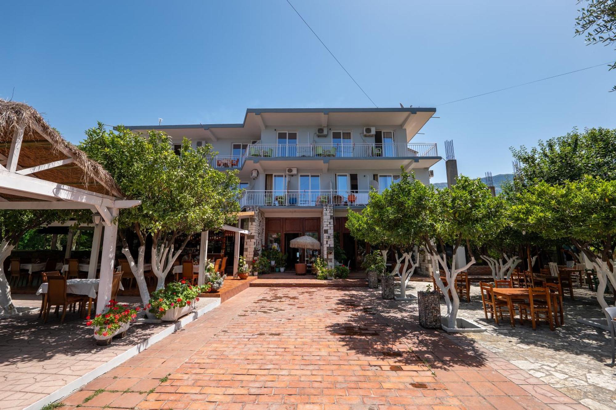 Hotel Nika Radhimë Exterior foto